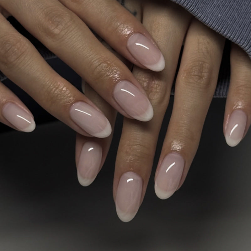 Elegante Stiletto-Nägel mit klassischem French-Tip Karnz