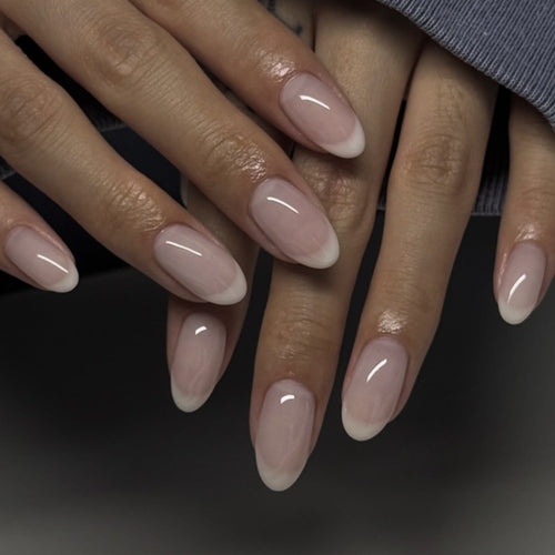 Elegante Stiletto-Nägel mit klassischem French-Tip Karnz