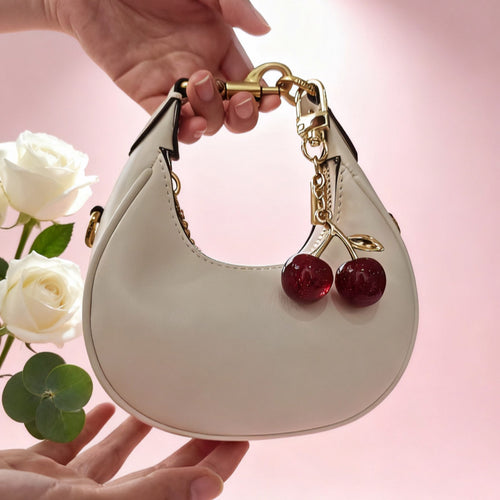 Trendige Handtasche mit Fruchtigem Anhänger Karnz