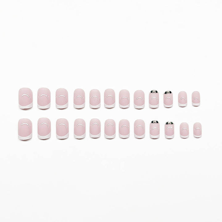 Kunstnagelset mit elegantem französischen Design und glitzernden Akzenten Karnz