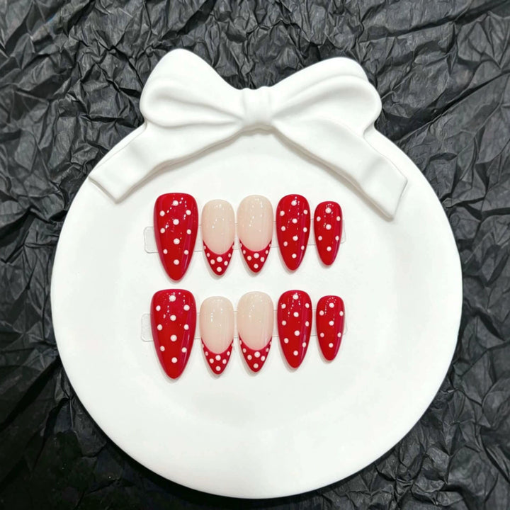 Verspieltes Press-On Nagelkunstset mit gepunktetem rotem Design