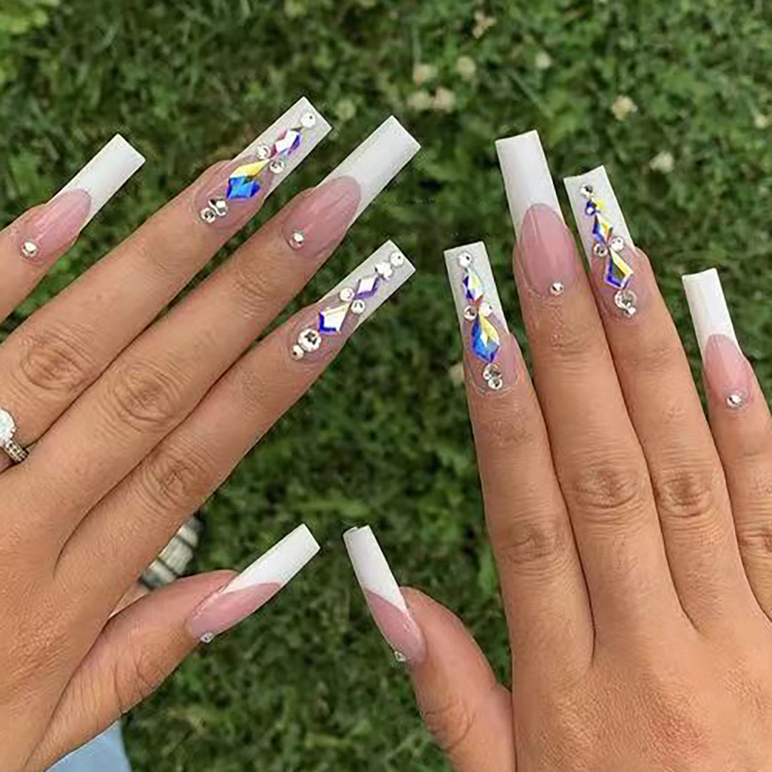 Kunstnagelset mit glamourösen Strass- und 3D-Verzierungen Karnz