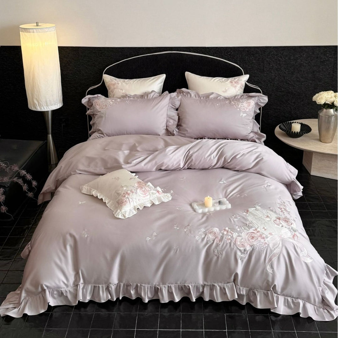 Satin-Effekt Floral Besticktes Bettbezug Set mit Rüsche und Dekorativen Kissenbezügen
