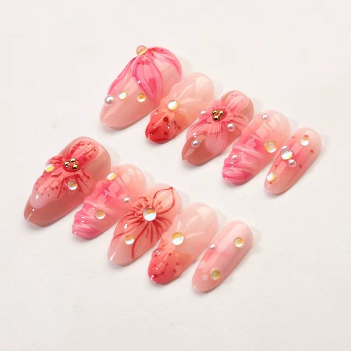 Kunstnagelset mit floralen Designs und funkelnden Akzenten Karnz