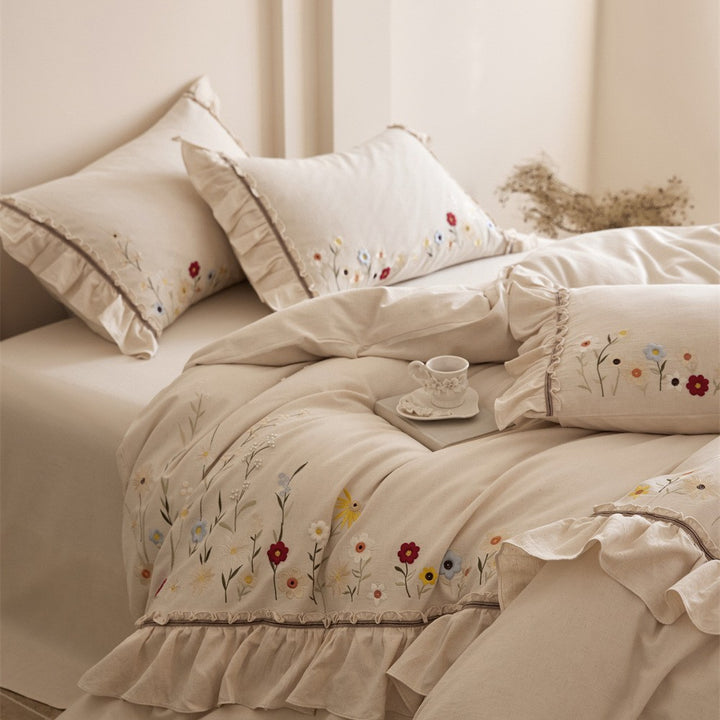 Bettwäsche-Set aus Baumwoll-Leinen mit floraler Stickerei und Volantkante