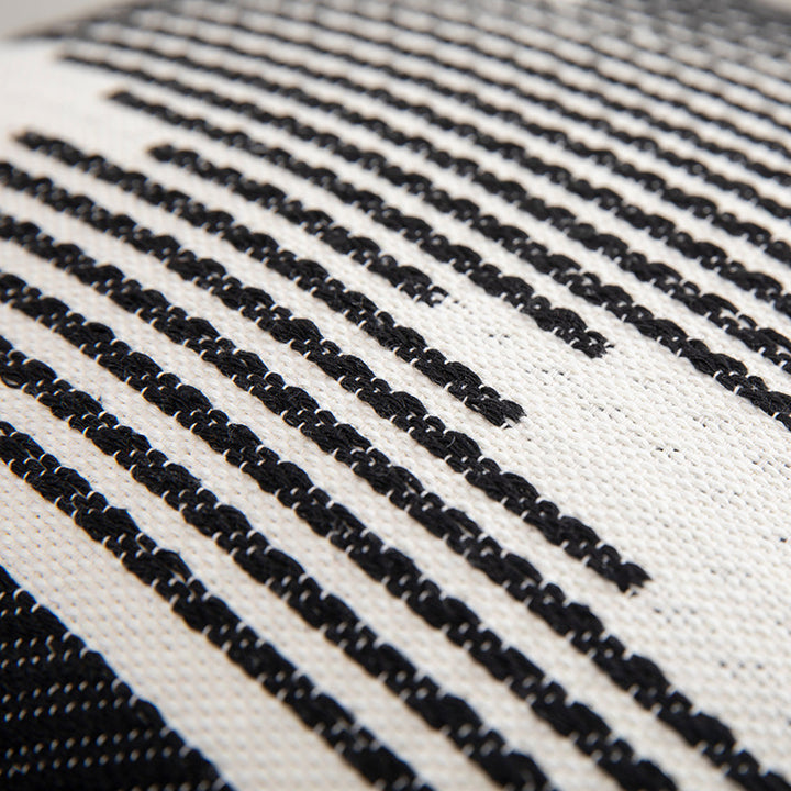 Rechteckiger Jacquard-Lumbarkissenbezug mit geometrischem Ethno-Relief und dekorativen Quasten Karnz