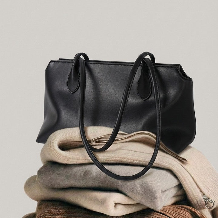 Schlanke Minimalistische Schultertasche mit langen Trägern