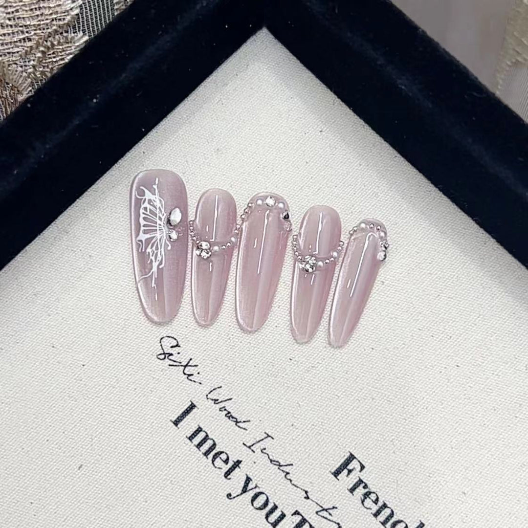Künstlerisches Press-On Nagelset mit dekorativem Schmetterlingsdesign Karnz