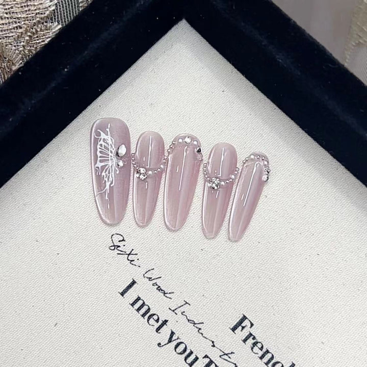 Künstlerisches Press-On Nagelset mit dekorativem Schmetterlingsdesign Karnz