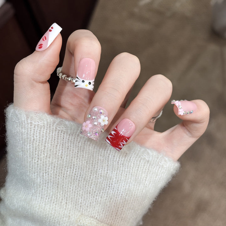 Künstlerisches Press-On Nagelset mit Blumen und Charms