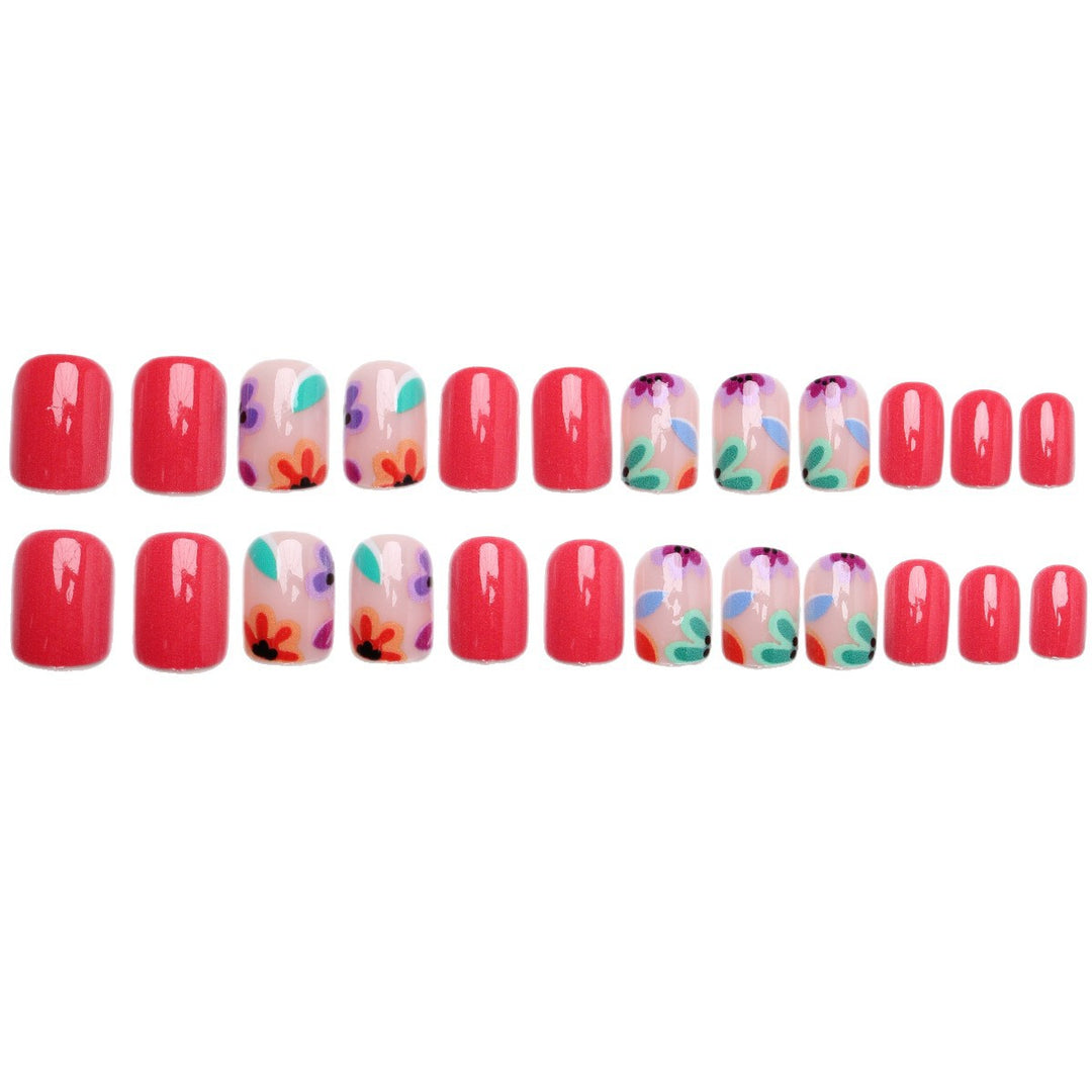 Kunstvolle Nagelspitzen im floralen Design Karnz