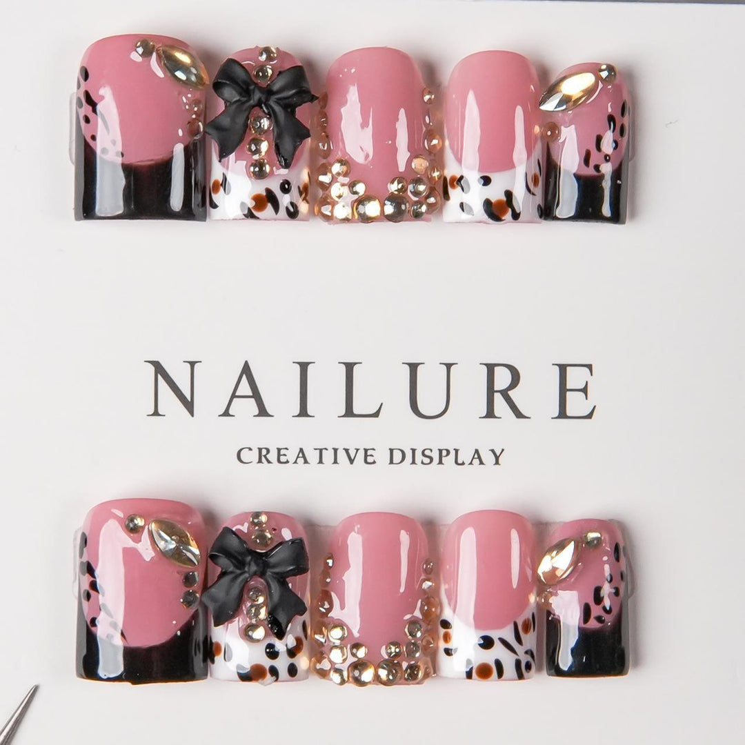 Dekorative Press-On Nagelkunst mit Edelsteindetails