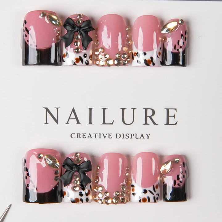 Dekorative Press-On Nagelkunst mit Edelsteindetails