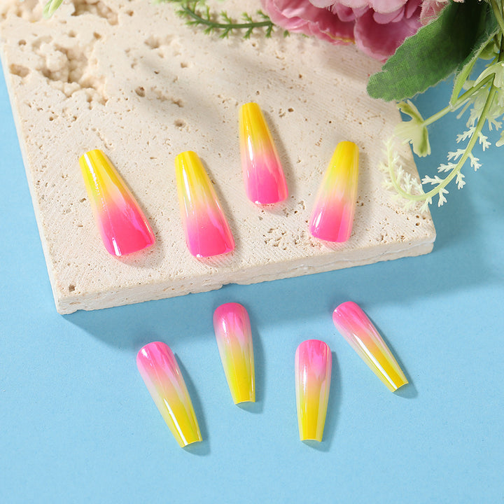 Künstliche Nagelspitzen im modernen Ombre-Design Karnz