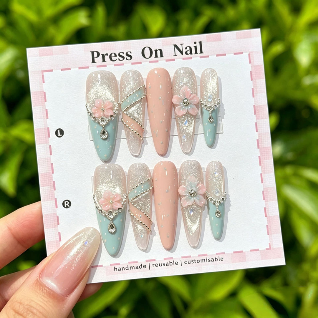 Künstlerisches Press-On Nägel Set mit tropischen und floralen Akzenten