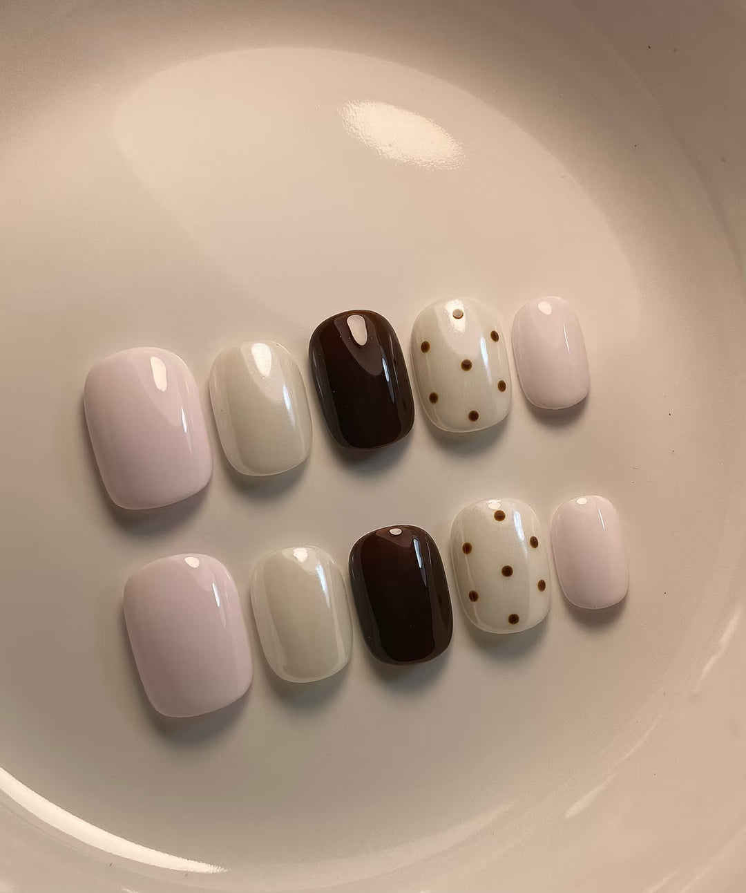 Künstlerisches Press-On-Nagelset mit abstrakten und Punktmuster-Designs