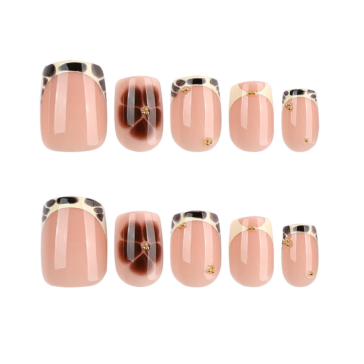 Kunstvolle Nagelverlängerungen mit elegantem Giraffenmuster und goldenen Akzenten Karnz