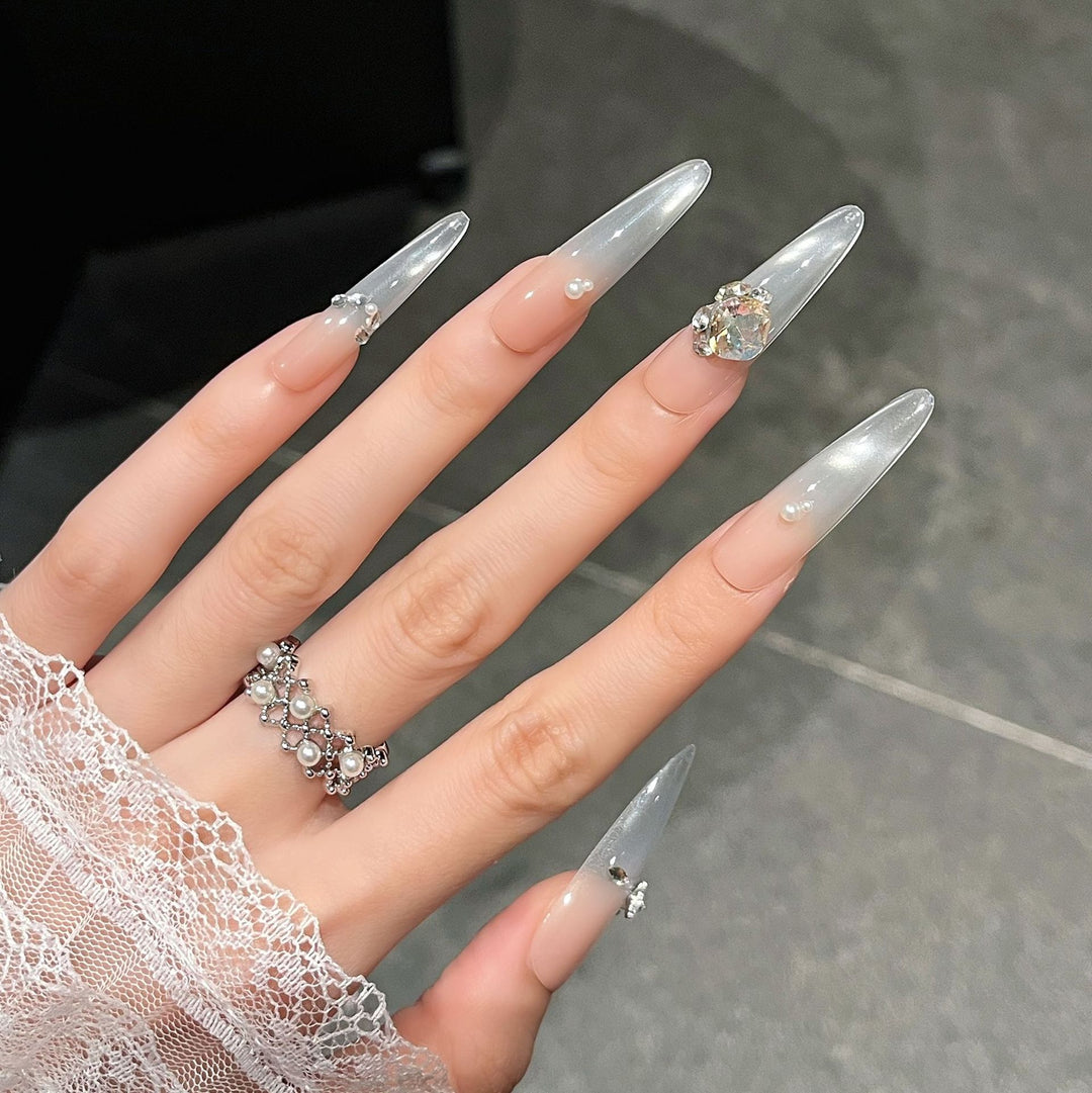 Luxuriöse mit Kristallen besetzte Press-On Nail Extensions Karnz