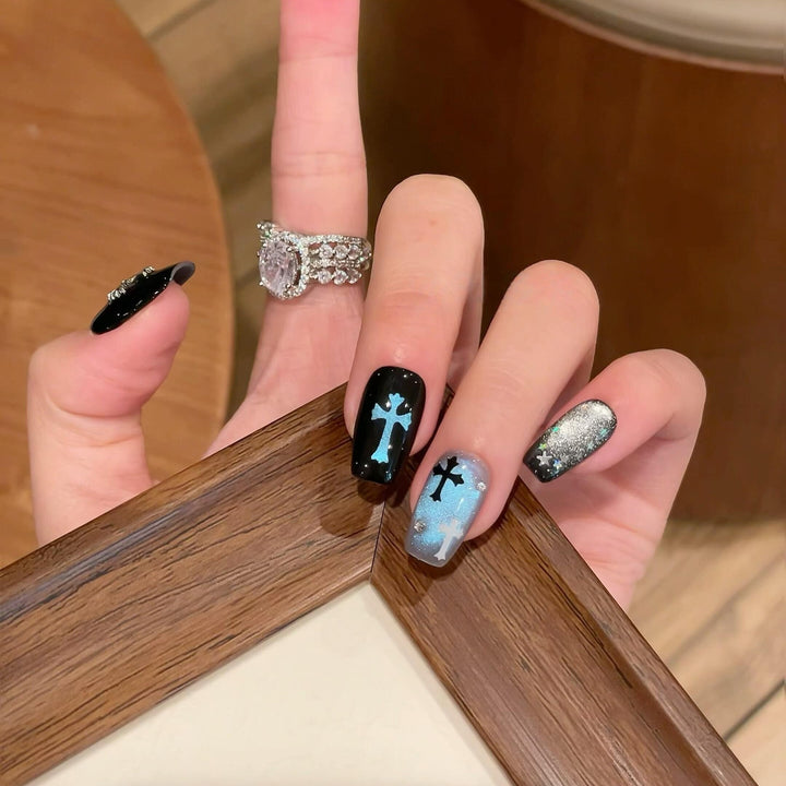 Kreative Kunstnagelspitzen mit Stilvollem Sternenmotiv Karnz