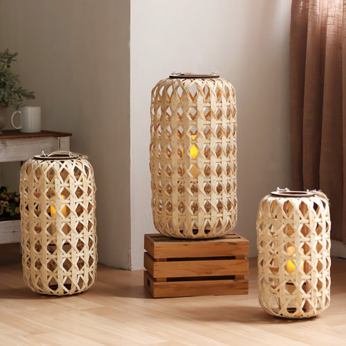 Elegante Laterne aus handgewebtem Naturmaterial Karnz