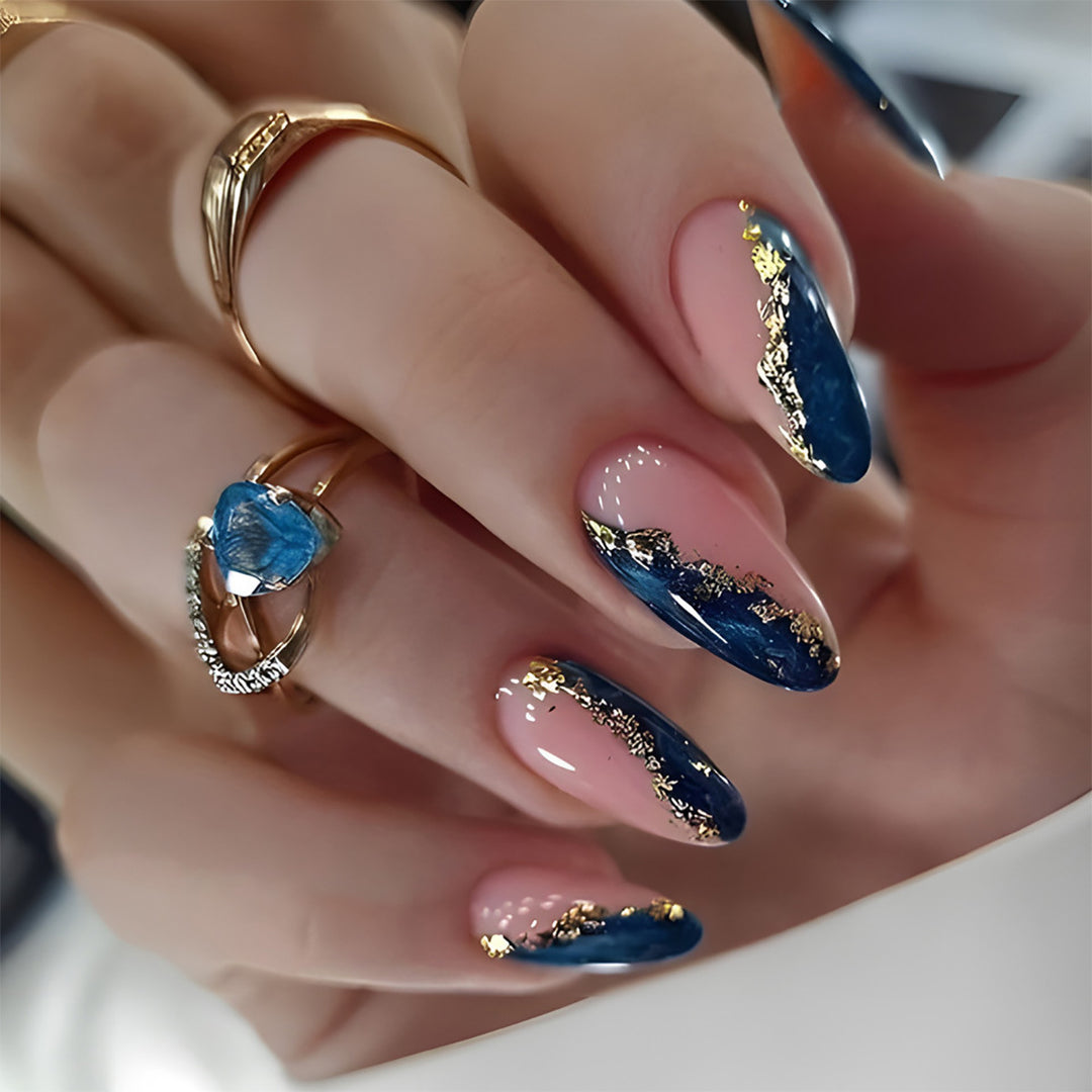 Kunstnagelset mit luxuriösen goldenen Verzierungen und eleganten Details Karnz