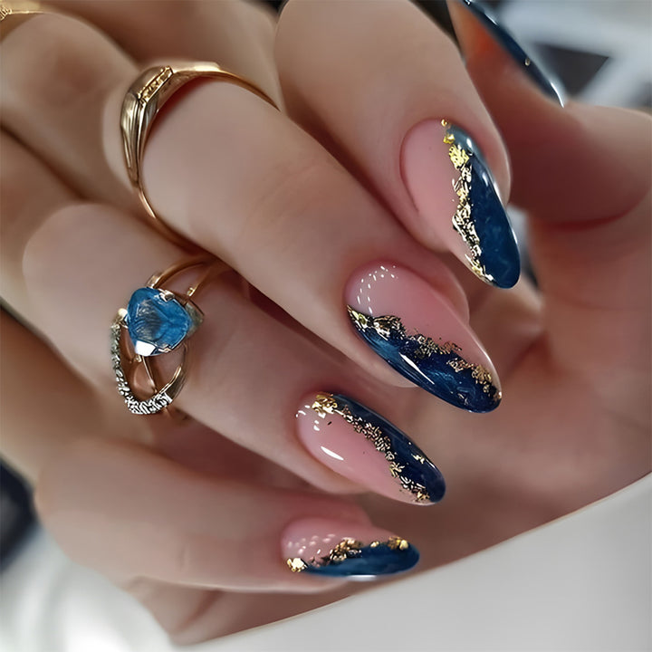 Kunstnagelset mit luxuriösen goldenen Verzierungen und eleganten Details Karnz
