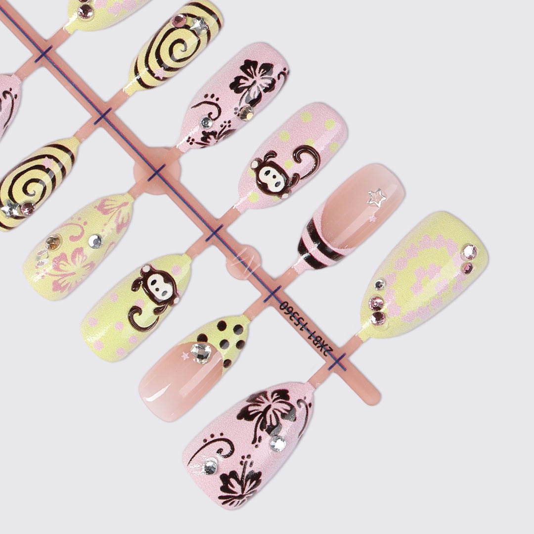 Kreatives Kunstnagelset mit verspielten Affenmotiven und Glitzerdetails Karnz