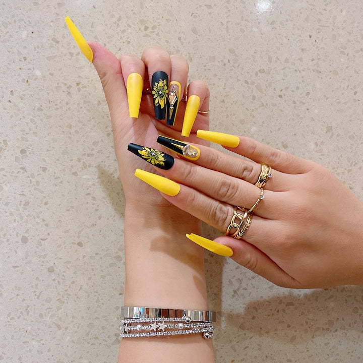 Kunstnagelset mit glamourösen 3D-Verzierungen und detaillierter Blumenillustration Karnz