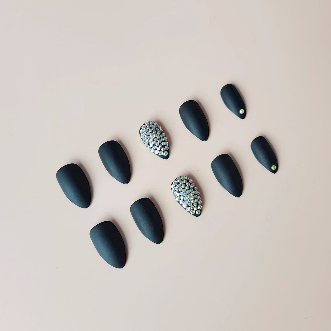 Kunstnagelset mit mattem Finish und funkelnden Akzenten Karnz