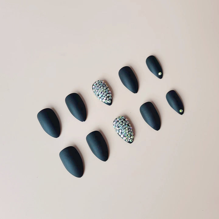Kunstnagelset mit mattem Finish und funkelnden Akzenten Karnz