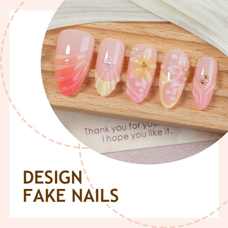 Elegantes Kunstnagelset mit floralen und glamourösen Akzenten Karnz