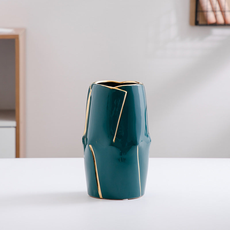 Dekorative Keramikvase mit goldener Akzentuierung Karnz