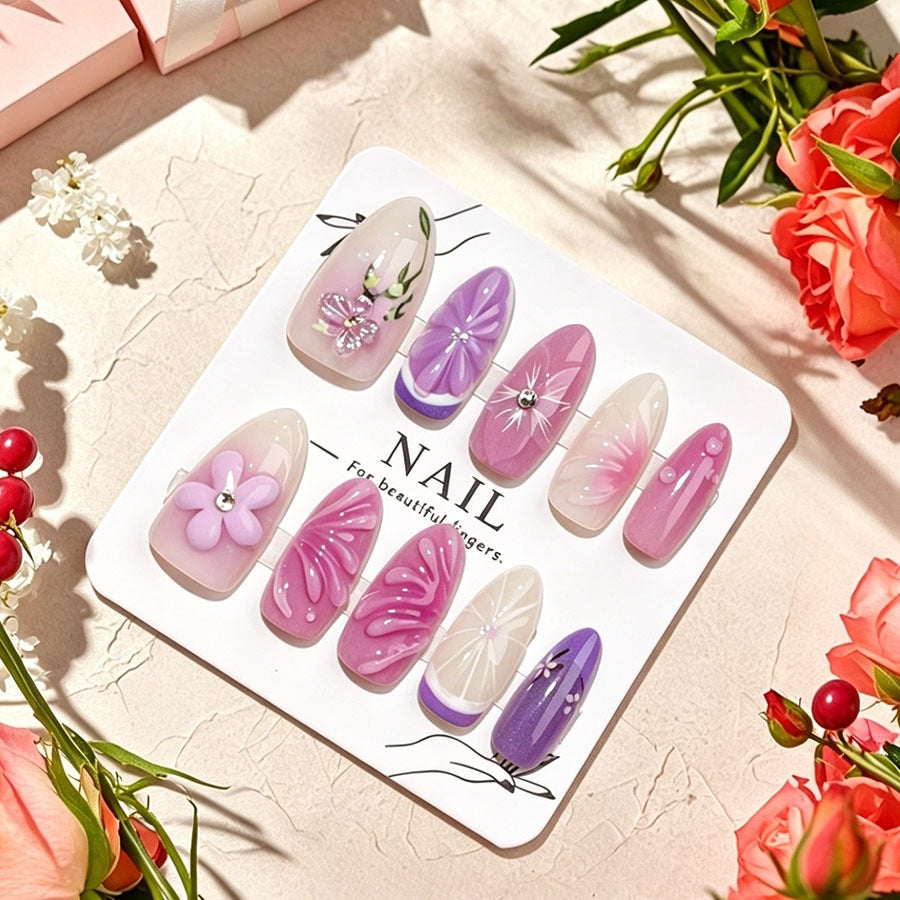 Dekorative Kunstnägel mit floralen Designs und Glitzerakzenten Karnz