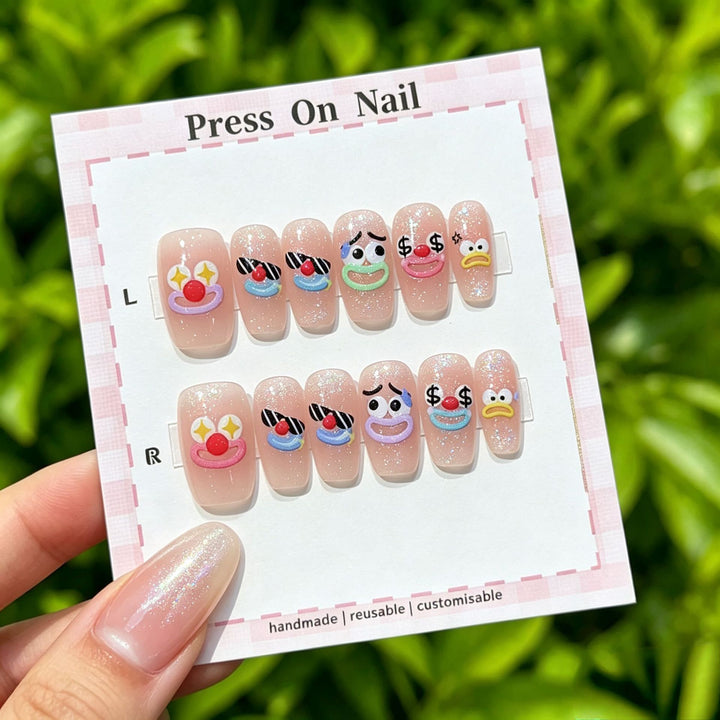 Wiederverwendbares Press-On Nagelkunstset mit floralen Akzenten
