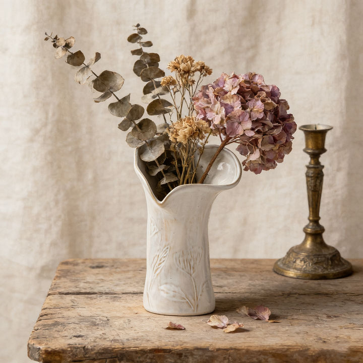 Skulpturale Keramische Asymmetrische Gefaltete Blumenvasen mit Pressweizengruppenmotiv