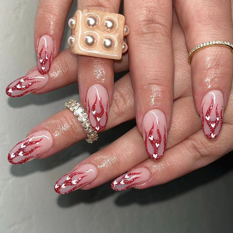 Künstliche Nagelkunst mit romantischem Herz- und Flammen-Design Karnz
