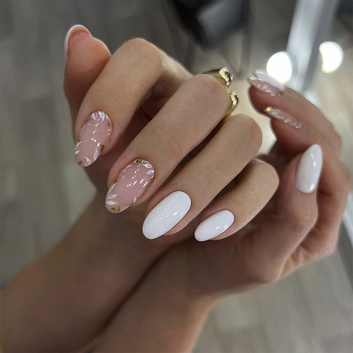 Kunstvolle Nageldesigns mit Glitzer und floralem Akzent Karnz