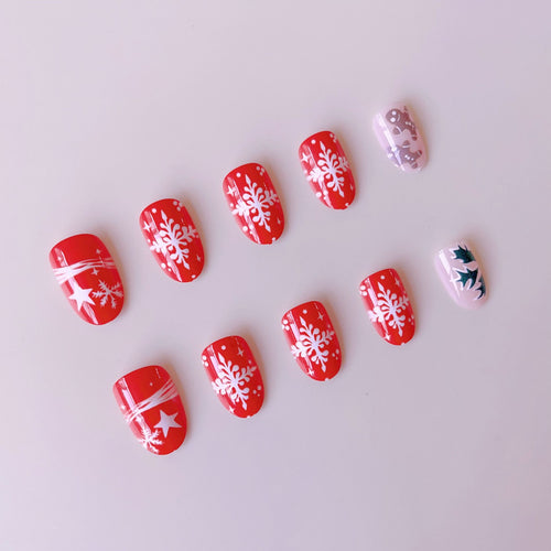 Kunstnagelset mit winterlichen Motiven und glamourösen Weihnachtsdesigns Karnz