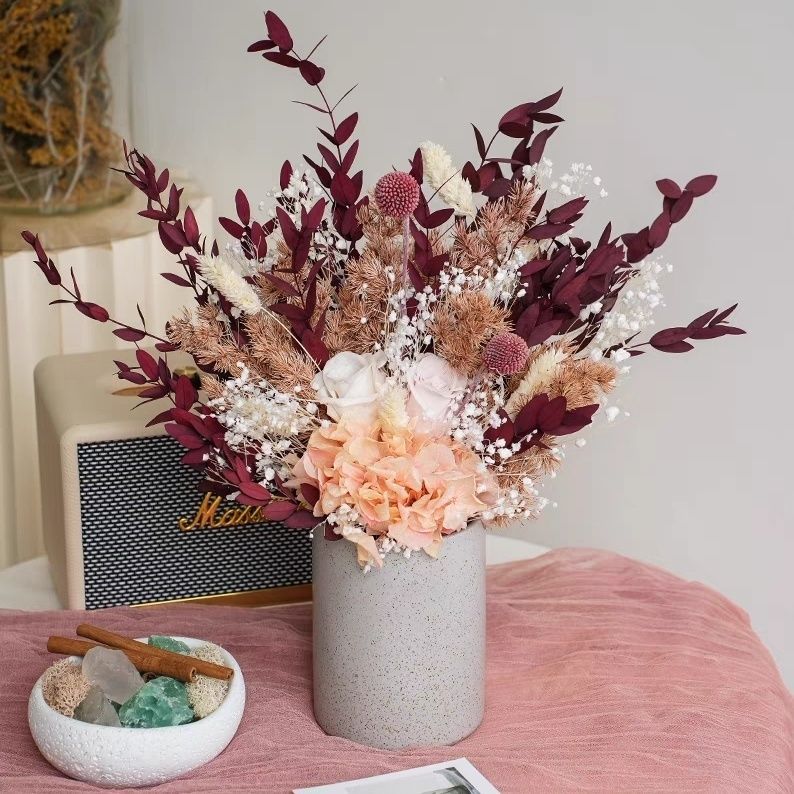 Getrocknete Blumenanordnung in modernem dekorativen Vase