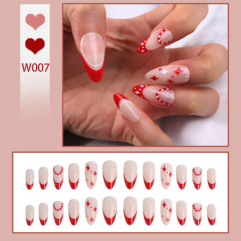 Kunstvolle Nagelspitzen mit Herz-Design Karnz