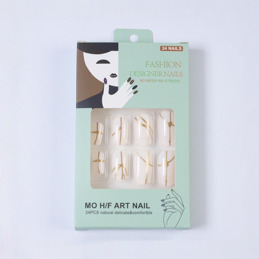 Kunstnägel mit elegantem goldenen Linienmuster Karnz