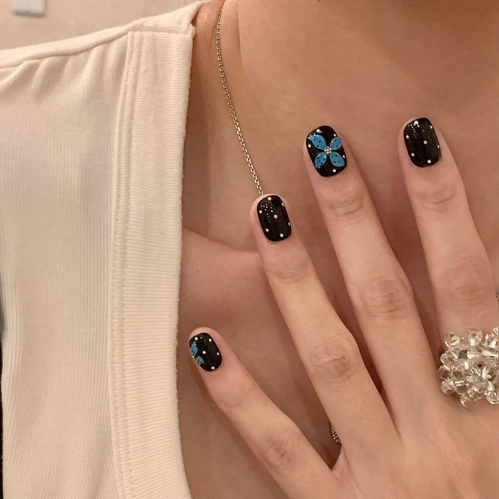 Kunstnägel mit Buntem Blumendesign Karnz