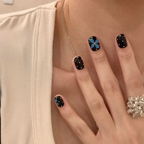 Kunstnägel mit Buntem Blumendesign Karnz