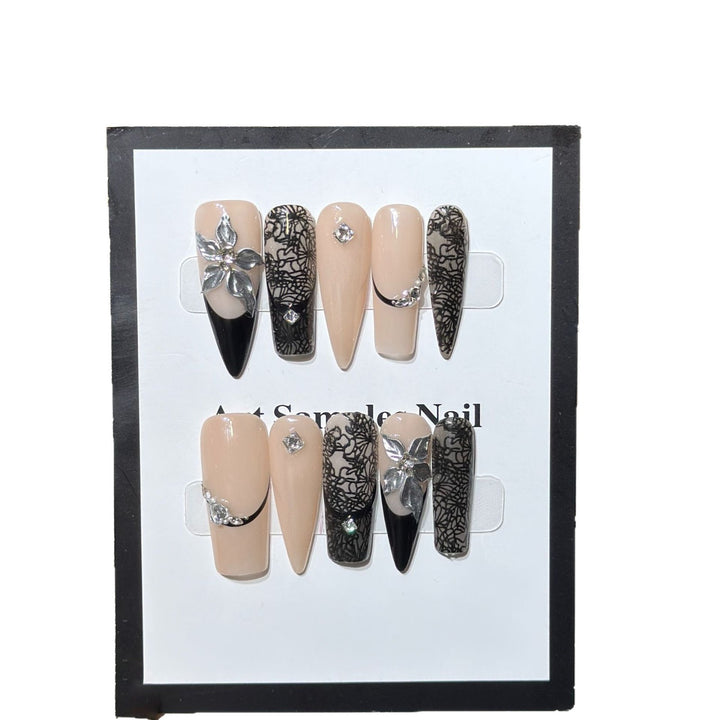 Künstlerisches Stiletto Press-On Nagelset mit floralen und geometrischen Akzenten Karnz