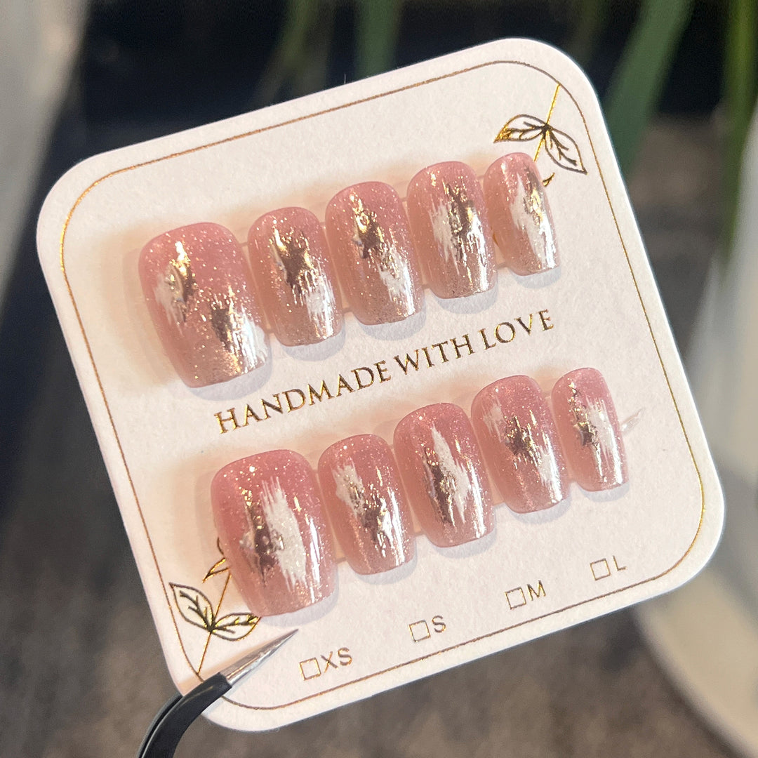 Künstliche Nagelverlängerungen mit elegantem Gold-Design Karnz