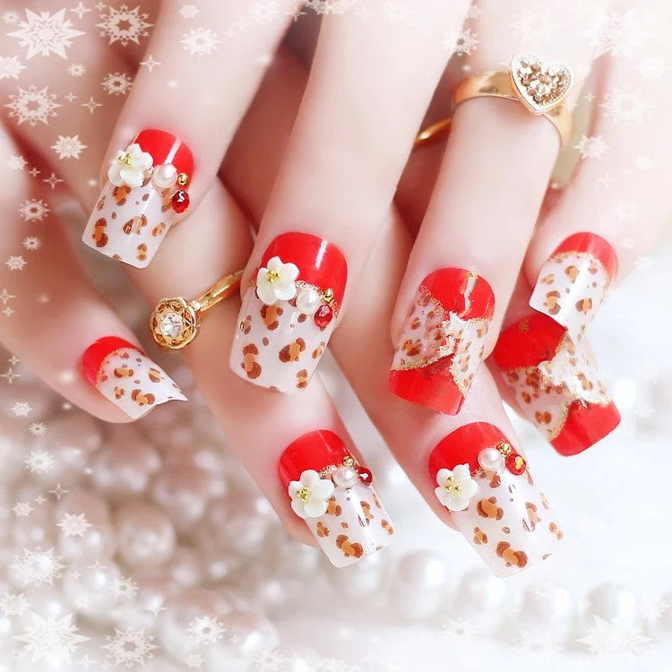 Künstlerisches Press-On-Nagelset mit floralen und tierischen Druckdesigns