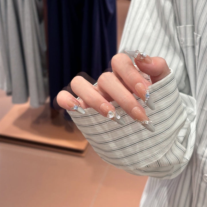 Künstlerisches Press-On-Nageldesign mit Edelsteinakzenten Karnz