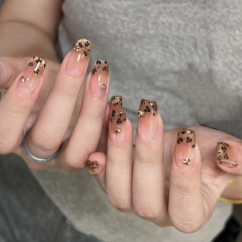 Kunstnägel mit Schimmerndem Leopardenmuster und Eleganten Akzenten Karnz