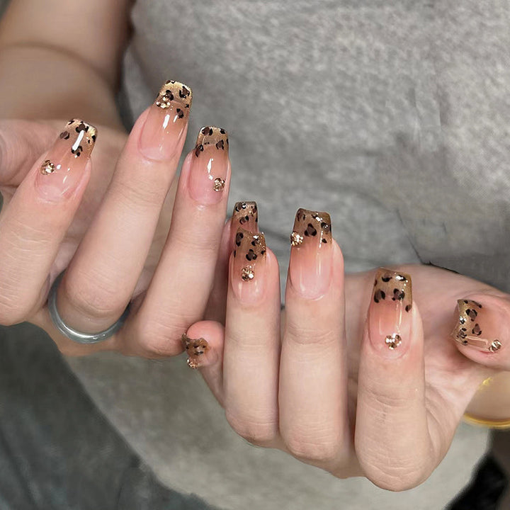 Kunstnägel mit Schimmerndem Leopardenmuster und Eleganten Akzenten Karnz