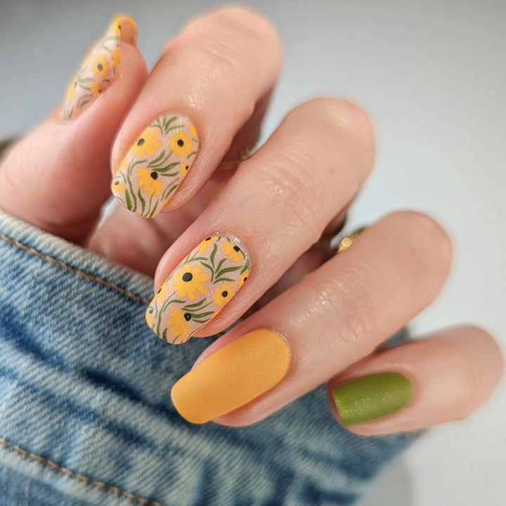 Kunstvolle Nagelverlängerungen mit floralen Designs und kreativen Farbakzenten Karnz